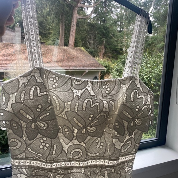 Fancy lace dress - Picture 5 of 12